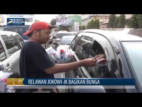 Relawan Jokowi-JK Bagikan Seribu Bunga