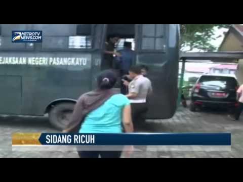 Sidang Ricuh, Keluarga Korban Kejar Hakim dan Lempari Terdakwa