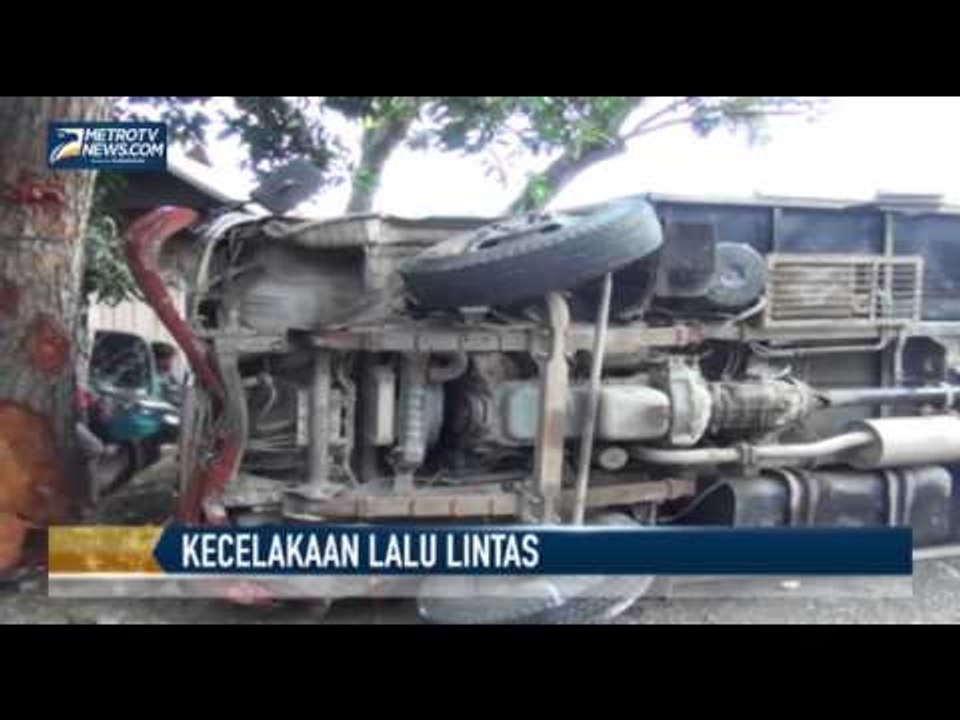 Truk Tangki BBM Tabrak Mobil Box Hingga Terguling