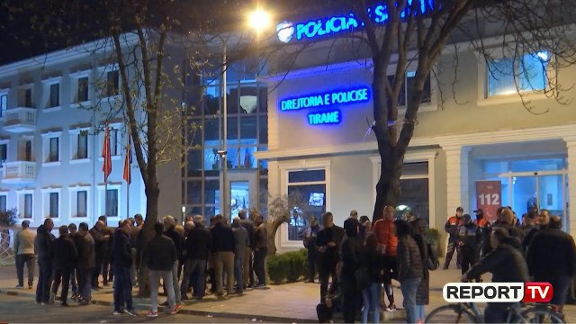 Protesta e opozitës/ 25 persona të shoqëruar, familjarët kërkojnë lirimin tek Drejtoria e Policisë