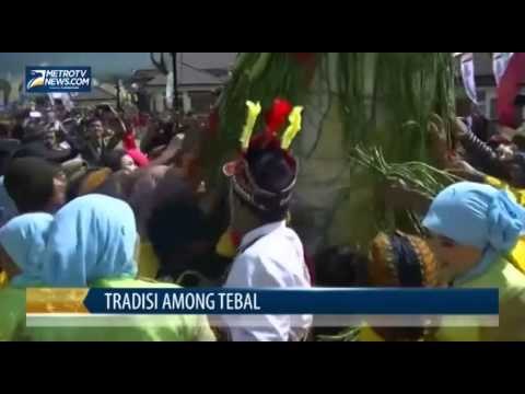 Ratusan Warga Berebut Gunungan Agung