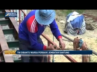 TNI Dibantu Warga Perbaiki Jembatan Gantung