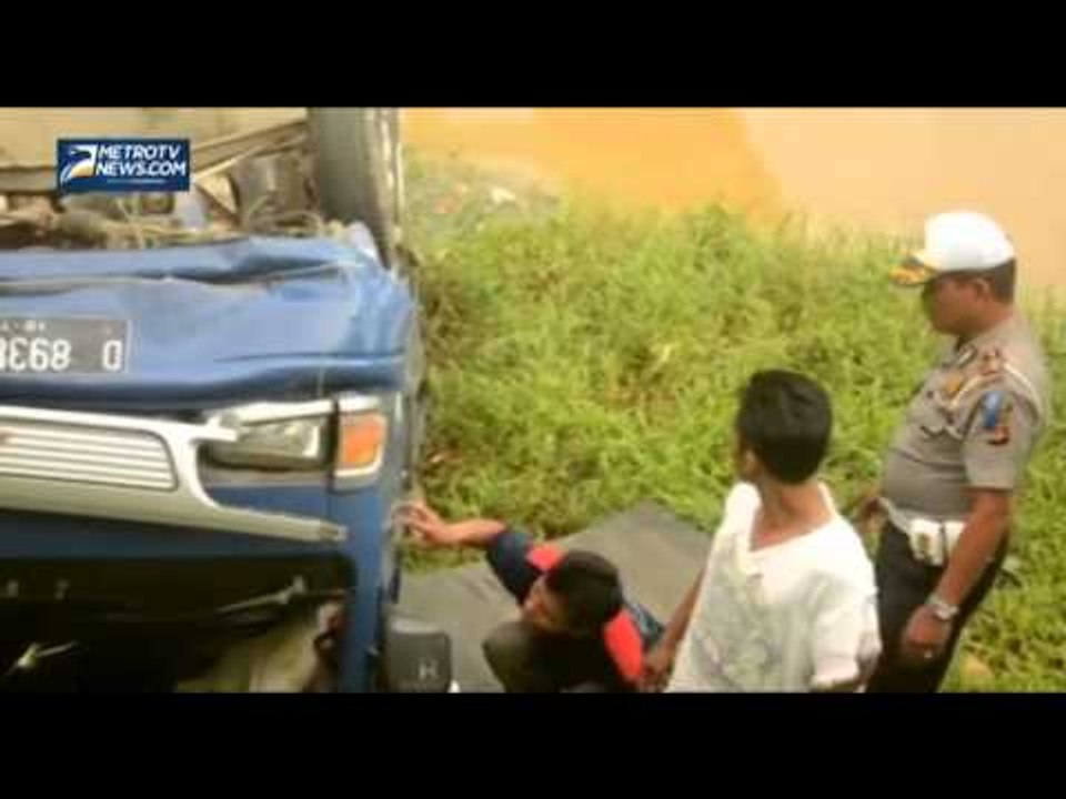 Mobil Ini Nyungsep di Aliran Irigasi