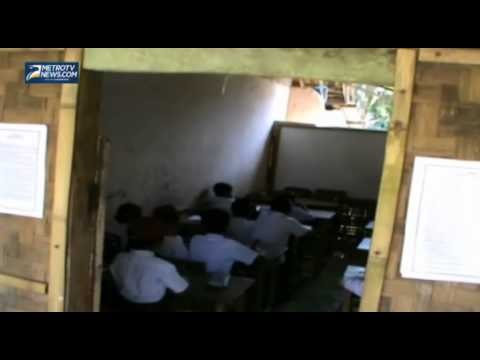 Kurang Ruang Kelas, Siswa Belajar di Gubuk