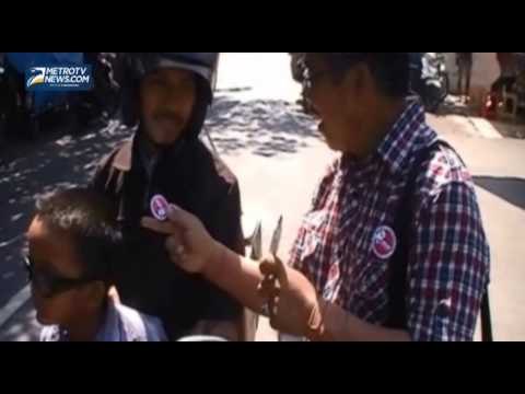 Relawan Bagi Bagi Pin Jokowi JK