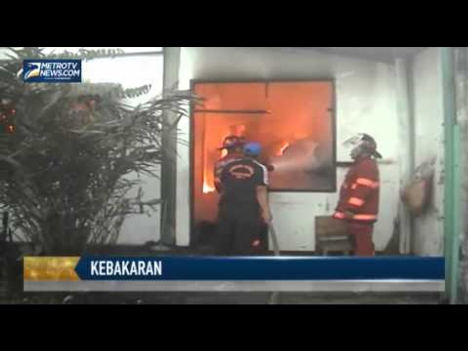 Kebakaran Hebat Hanguskan Sebuah Pabrik dan 4 Rumah Warga