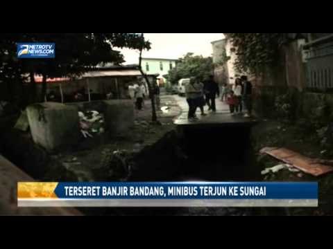 Terseret Banjir Bandang, Minibus Terjun ke Sungai