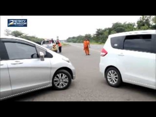 Jengah dengan Kemacetan, Pemudik Balik Arah di Dalam Tol