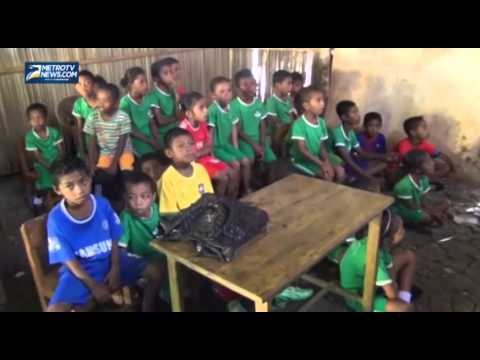 Ironi, Siswa Belajar Beralaskan Tanah