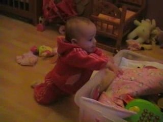 Clémence se met debout!