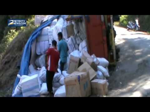 Truk Terguling Ketika Menanjak di Jalan yang Rusak