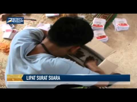 Puluhan Pelajar di Karanganyar Jadi Relawan Pelipat Surat Suara