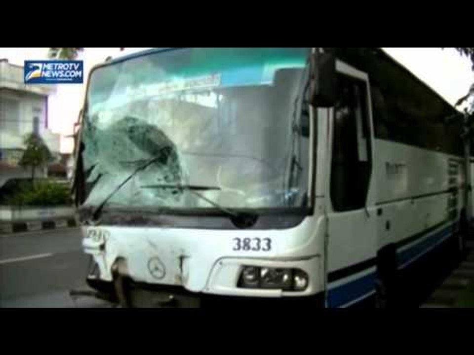Bus vs Mobil Pick Up, Empat Tewas
