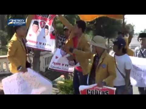 Mahasiswa Bakar Banner Prabowo Hatta