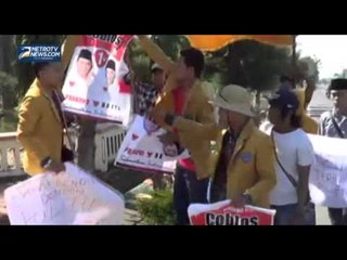 Mahasiswa Bakar Banner Prabowo Hatta