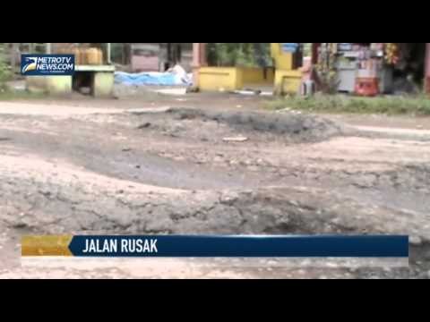 Tak Kunjung Diperbaiki, Warga Tutupi Jalan Rusak dengan Ban Bekas