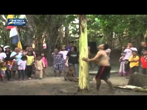 Peringati HUT RI, Warga Malangjiwan Gelar Lomba Panjat Pohon Pisang