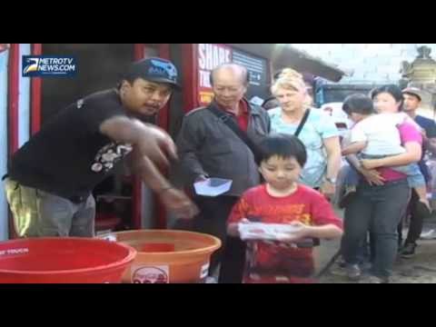 Wisatawan Lepas Ratusan Anak Penyu di Pantai Kuta