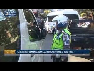 Download Video: Turis Parkir Sembarangan, Jalur Menuju Pantai Kuta Macet