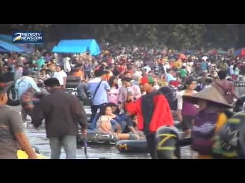 Ribuan Wisatawan Padati Pantai Carita Pandeglang