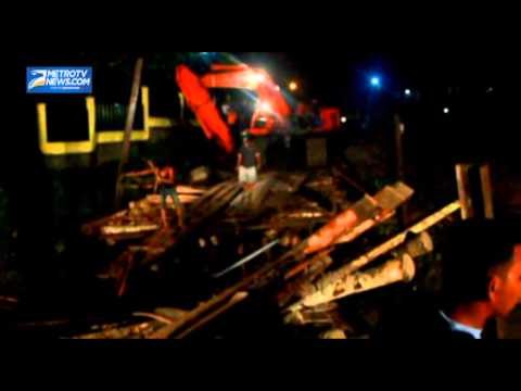 Jembatan Darurat Ambruk Diterjang Banjir