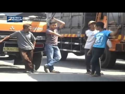 Kelangkaan Solar, Kendaraan Mengantri di SPBU