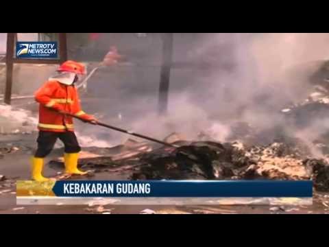 Diduga Korsleting, Gudang Kertas di Kudus Ludes Terbakar