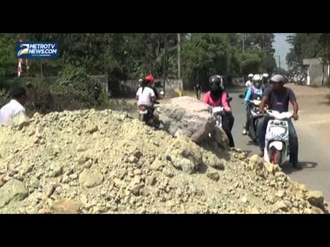 Tuntut Perbaikan, Warga Blokir Jalan dengan Urugan Tanah