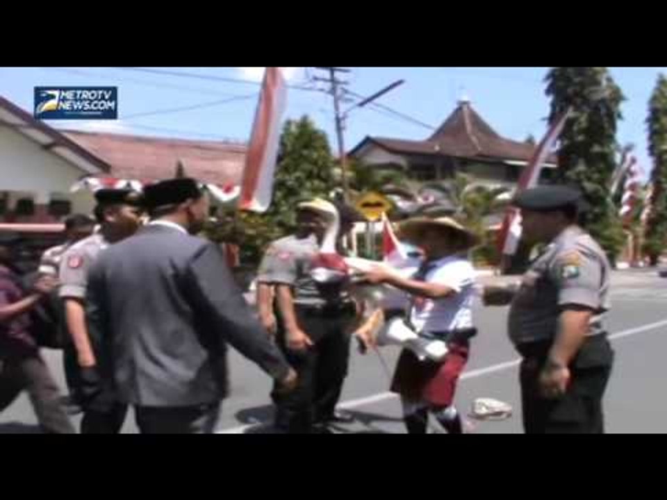 Nekat, Seorang Warga Berdemo Sendirian Saat Pelantikan Anggota DPRD
