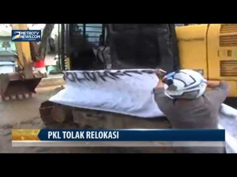 Tolak Relokasi, Puluhan Pedagang Segel Alat Berat