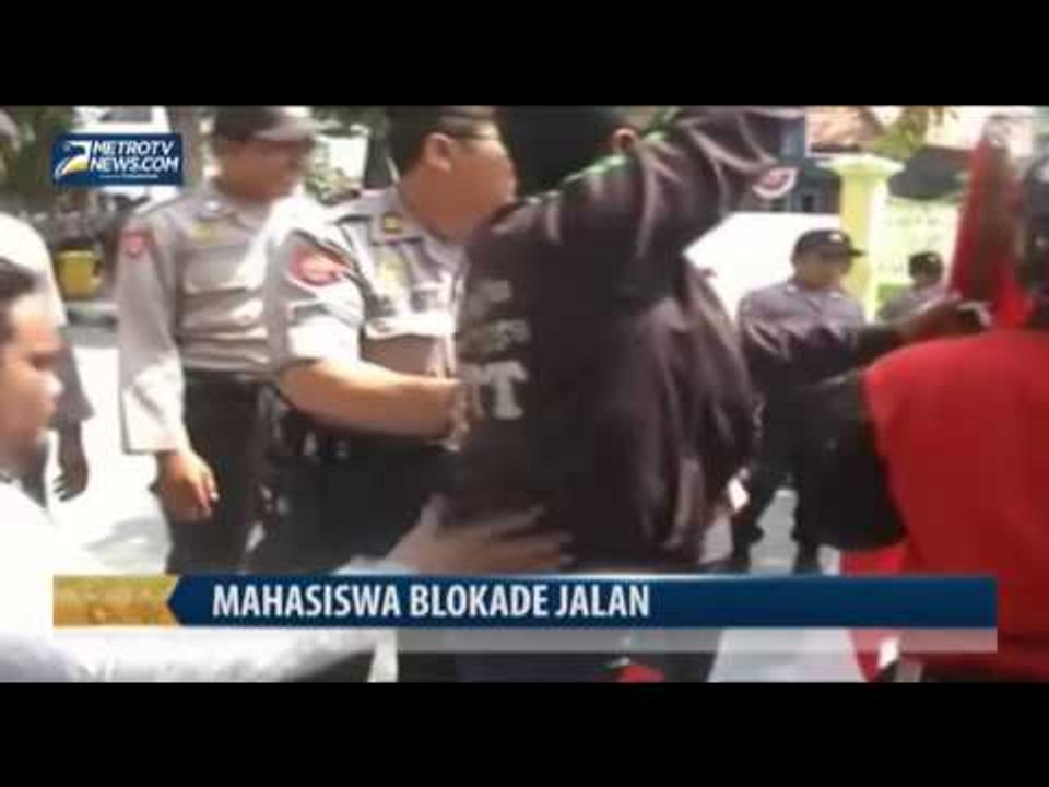 Mahasiswa Blokade Jalan Menuju Pendopo Bupati Pamekasan
