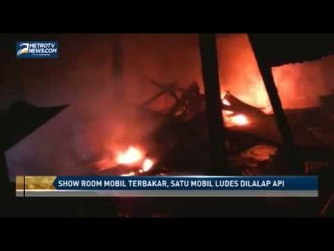 Show Room Mobil Terbakar, Satu Mobil Ludes Dilalap Api