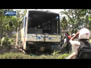 Bus Nyelonong ke Halaman Rumah Warga
