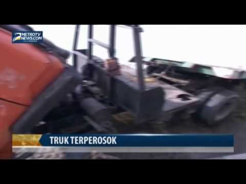 Truk Trailer Terperosok di Jalan Layang Semarang