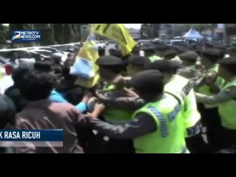 Unjuk Rasa Pelantikan Anggota DPRD Ponorogo Ricuh
