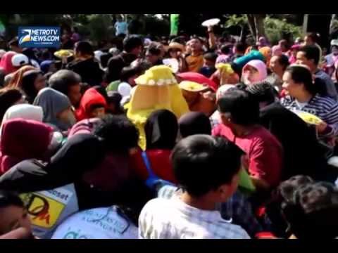 Tradisi Babarit, Makan Tumpeng Bersama di Kuningan Berlangsung Ricuh