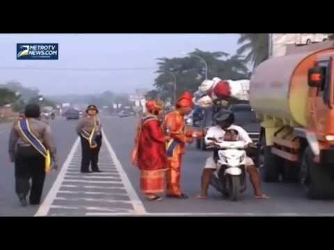 Peringati HUT Polwan, Polisi Kenakan Pakaian Adat Minang