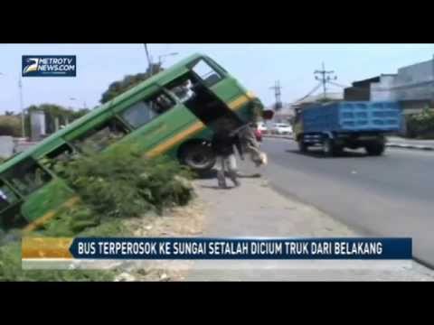 Bus Terperosok ke Sungai Setelah Ditabrak Truk