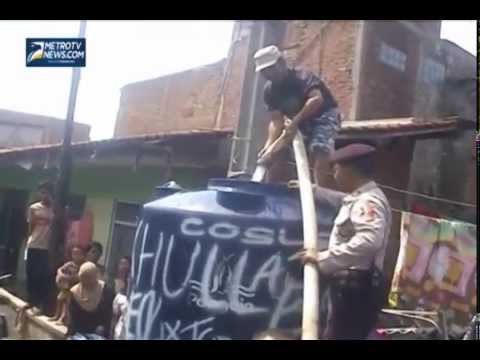 Gunakan Water Cannon, Polres Cimahi Salurkan Air Bersih