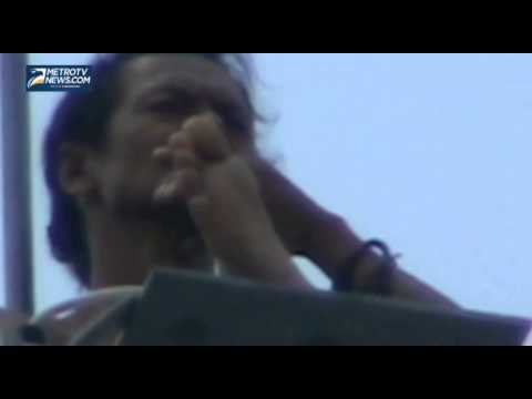 Mimpi Dapat Wangsit, Pria Ini Nekat Panjat Tiang Listrik