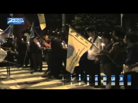 Berkabung DPR Sahkan Pilkada Tidak Langsung, Mahasiswa Bakar Lilin