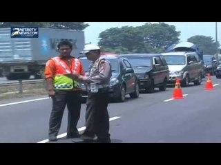 Minibus Menghantam Tiang Jembatan, Dua Penumpang Luka Berat