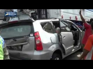 Xenia Masuk Kolong Truk, 1 Tewas 4 Luka