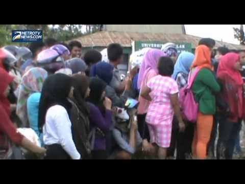 Status Universitas tidak Jelas, Mahasiswa Bakar Meja dan Kursi