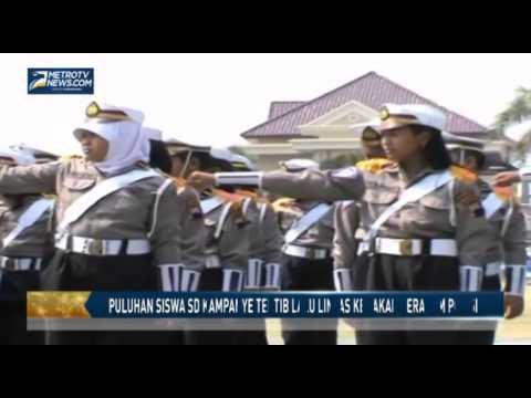 Puluhan Siswa SD Kampanye Tertib Lalu lintas Kenakan Seragam Polisi