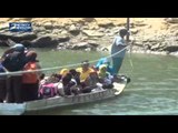 Jembatan Putus, Warga Terpaksa Gunakan Perahu untuk Menyeberang