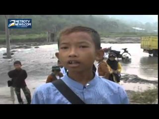 Jembatan Roboh, Ratusan Warga Jonggol Terisolir