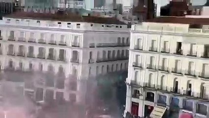 Video herunterladen: Tifosi dell AJAX 1/2 festeggiano a Madrid per il passaggio turno Champions League Hooligans Ultras