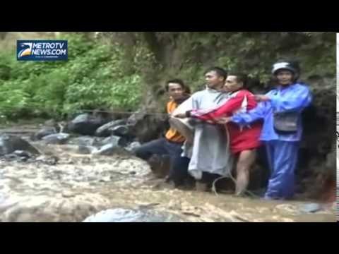 5 Penambang dan Belasan Truk Terjebak Banjir Lahar Dingin Merapi