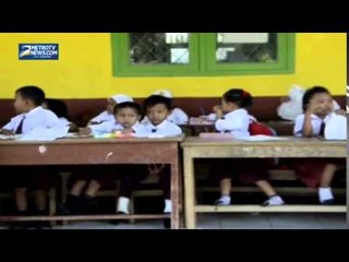 Descargar video: Atap Kelas Hampir Ambrol, Siswa SD Ujian di Teras